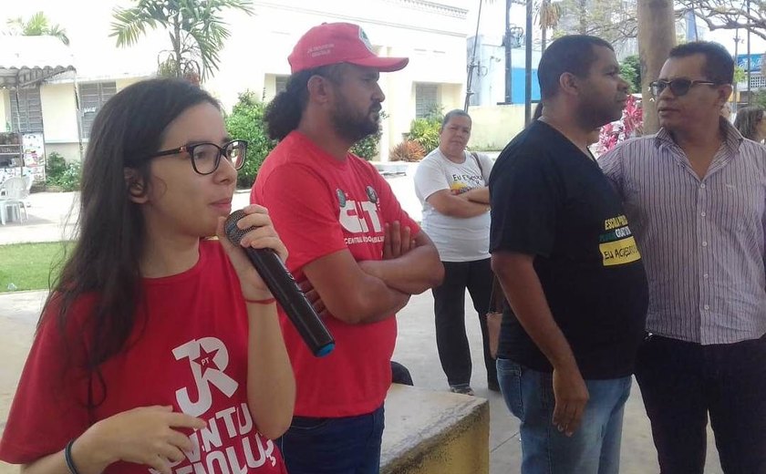 Ato contra privatizações reúne estudantes e lideranças sindicais em Arapiraca