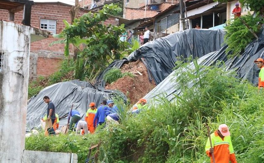 Iniciado trabalho de contenção em área afetada no Mutange