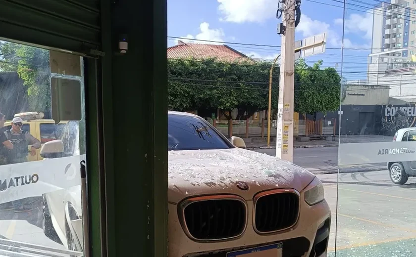 Médico é preso após colidir com BMW contra porta de vidro de supermercado