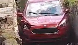 Motorista tenta escapar de assalto, perde o controle e veículo cai em córrego na Levada
