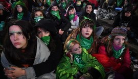 Manifestantes acompanham discussão sobre aborto na Argentina