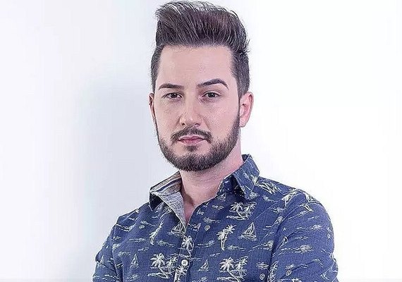 Cantor sertanejo morre afogado após ser arrastado por onda