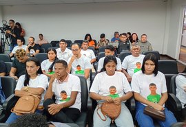 Mãe de Davi morre sem respostas; pai acompanha julgamento