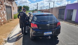 Polícia Civil prende homem com carro roubado e placa clonada