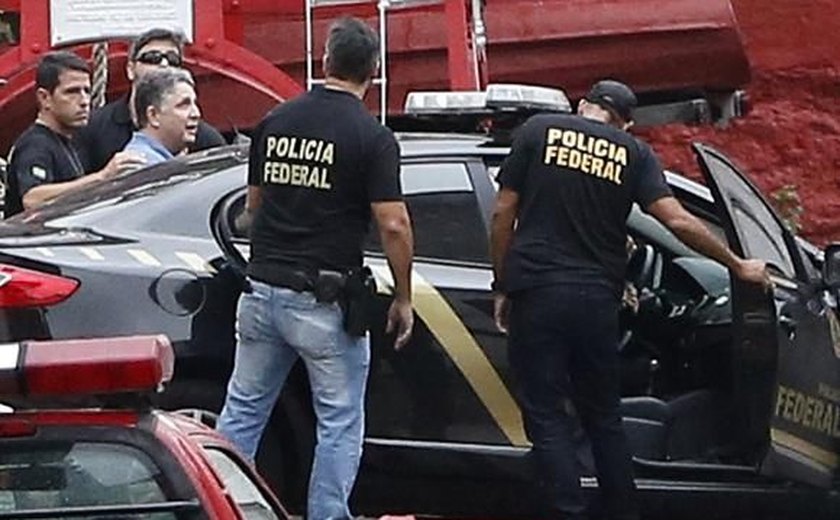 Garotinho deixa quartel dos bombeiros rumo a presídio em Benfica