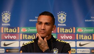 Lateral e um dos quatro do City na seleção, Danilo se diz encantado com Tite