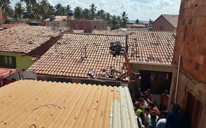 Motociclista cai em telhado de casa de Maragogi durante acidente