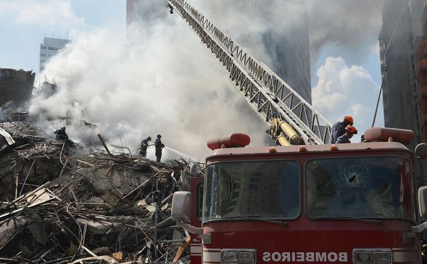 Bombeiros retiram primeiro corpo de escombros de prédio em São Paulo