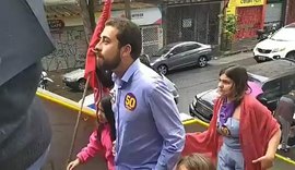 Guilherme Boulos vota em São Paulo acompanhado da família