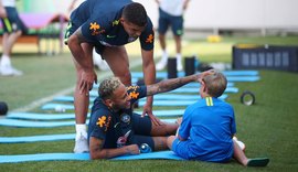 Filho de Neymar, Davi Lucca entra em campo no treino e brinca com jogadores