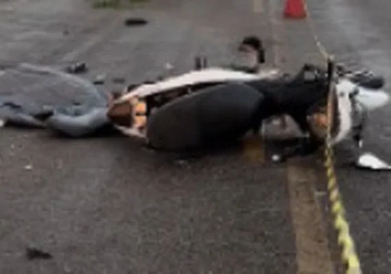 Garupa morre e motociclista fica gravemente ferido em colisão entre duas motos