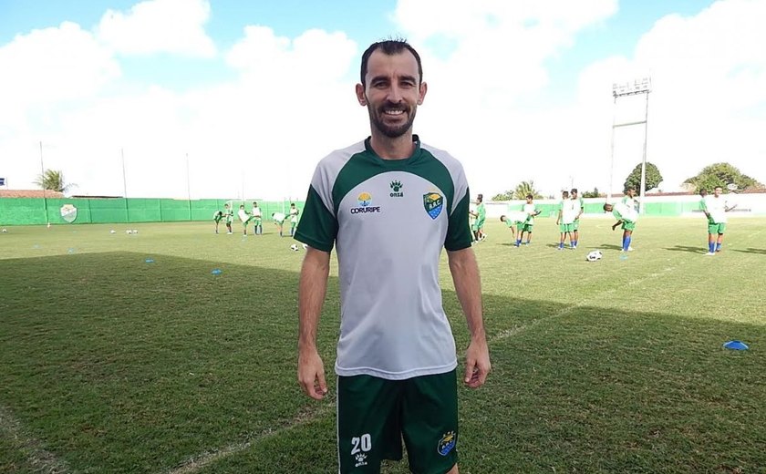 Coruripe anuncia a contratação do volante Anderson Paulista