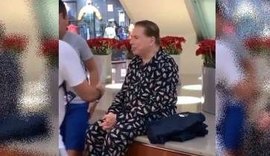 Assista o vídeo! De pijama em shopping nos EUA, Silvio Santos não escapa dos fãs