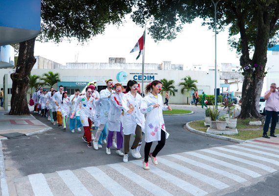 Uncisal entrega primeiro camarim móvel de palhaços de hospitais no Brasil