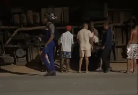 Carreta tomba em rodovia e motorista fica preso às ferragens em União dos Palmares