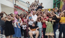 Mães do Programa Coraçãozinho rendem homenagem a Dr. Wanderley