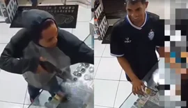 Dupla é presa após assaltar duas lojas em seis minutos em Maceió