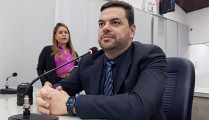 Com urnas de papelão, vereadores de Maceió aprovam pedido de adiamento da eleição de conselheiros tutelares