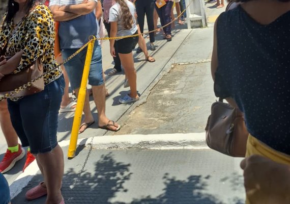 Vacinação de bloqueio contra meningite C provoca filas e lentidão no trânsito em Maceió