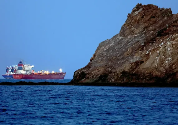 Petróleo Brent ultrapassa US$ 104 em nova escalada de tensão no Oriente Médio