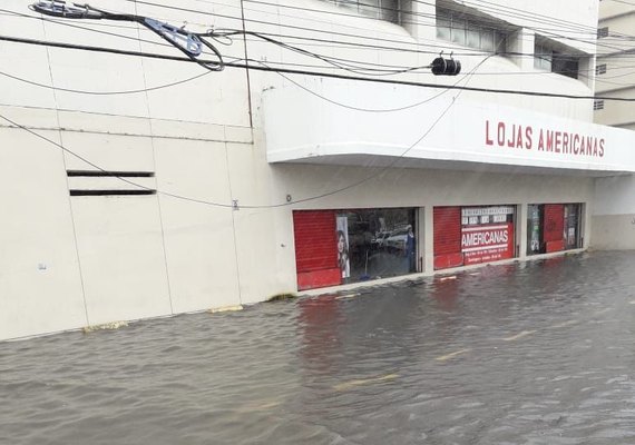 Ruas no entorno da Avenida da Paz, em Maceió, ficam alagadas após chuvas fortes