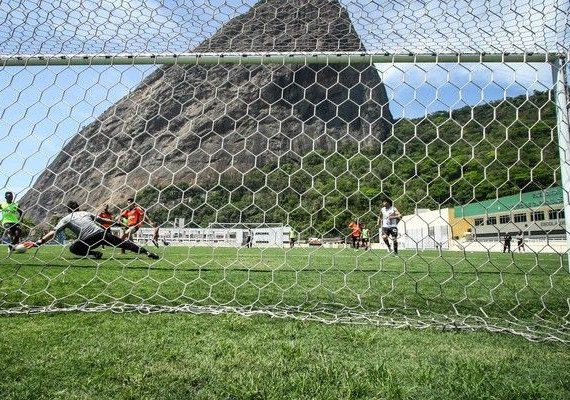 Obrigado a mudar, Marcelo Oliveira comanda treino do Atlético-MG no RJ