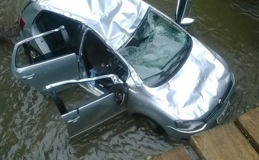 Carro cai de ponte após fortes chuvas no Litoral Norte