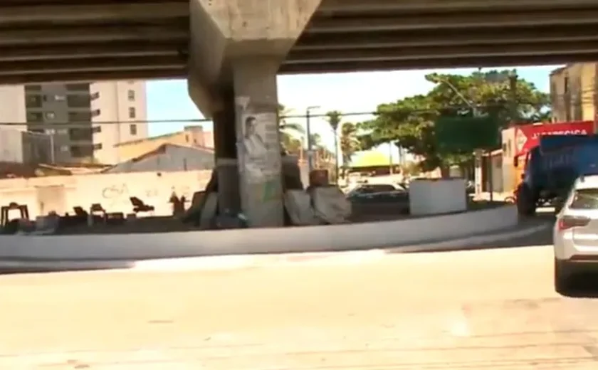 Pessoas em situação de rua são retiradas de área sob viaduto de Jacarecica