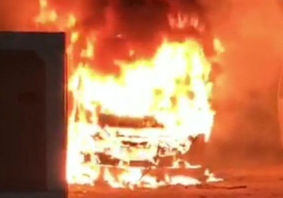 Dois micro-ônibus ficam destruídos após incêndio, ninguém ficou ferido