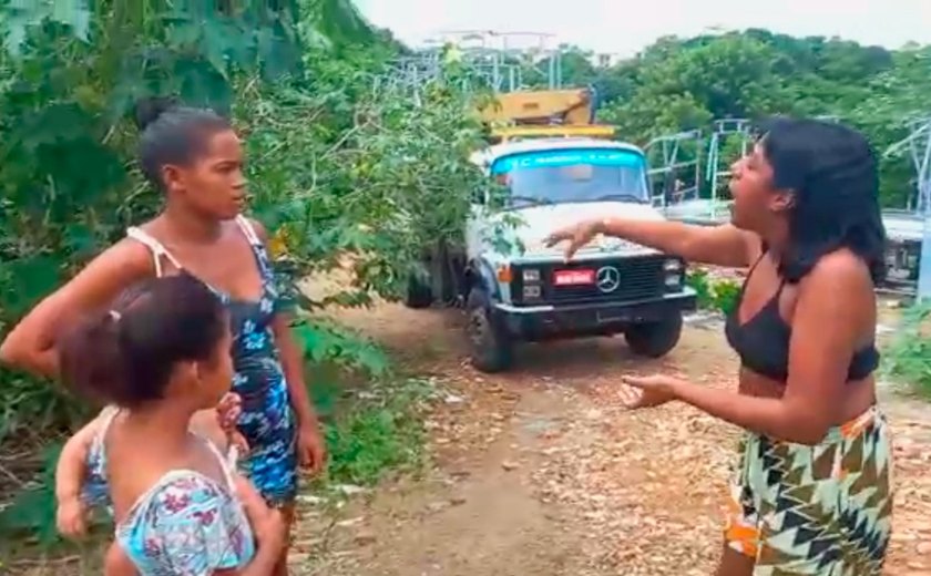 Vídeo: Prefeitura retira materiais recicláveis de família que mora em terreno de área verde no conjunto José Tenório