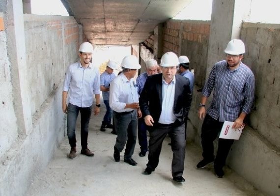 Luciano Barbosa visita obras do Hospital da Mulher, que deve ser entregue até abril