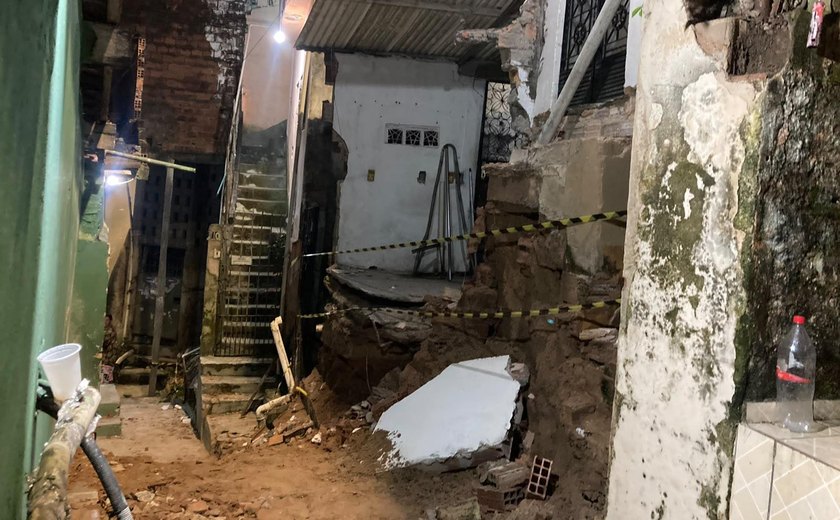 Muro desaba e interdita três imóveis no bairro do Feitosa