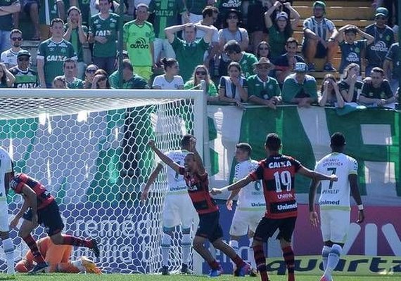 Atlético Goianiense vira para cima da Chapecoense e vence na Arena Condá