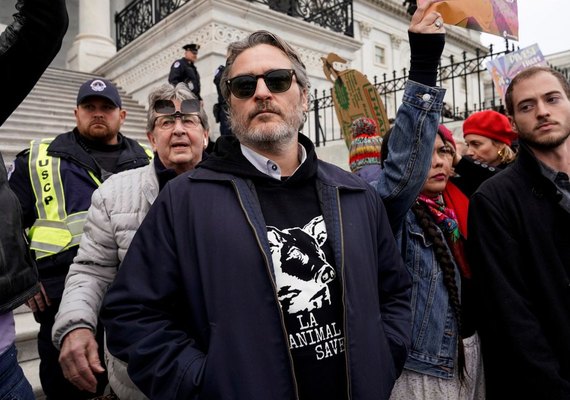 Joaquin Phoenix e Martin Sheen são presos em protesto organizado por Jane Fonda