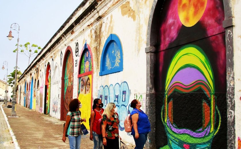 Fachadas de prédios abandonados no Jaraguá viram exposição ao ar livre