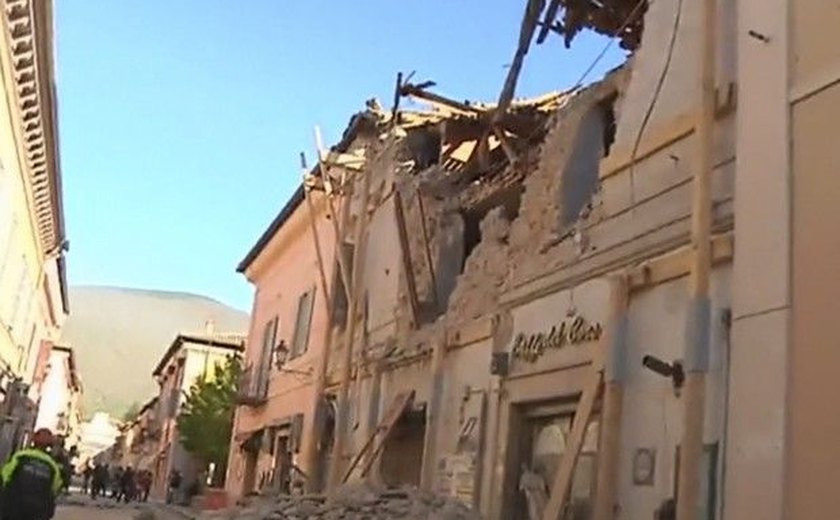Novo tremor atinge a Itália, deixa feridos e derruba imóveis históricos