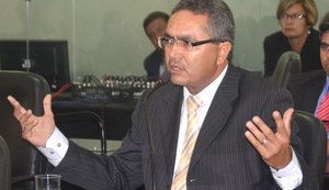 Francisco Tenório articula derrubada de veto a reajuste salarial do governador