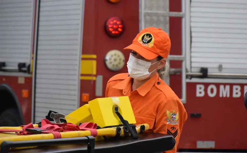 Homem morre após capotamento e ficar preso às ferragens em Maceió