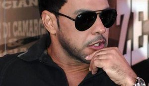 Zezé di Camargo se desculpa após chamar fã de idiota