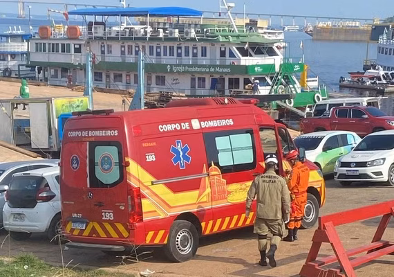 Embarcação pega fogo e passageiros se jogam no Rio Negro, no AM; 1 morte confirmada