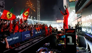 Carlos Sainz vence em Singapura, quebra sequência de Verstappen e rompe jejum da Ferrari