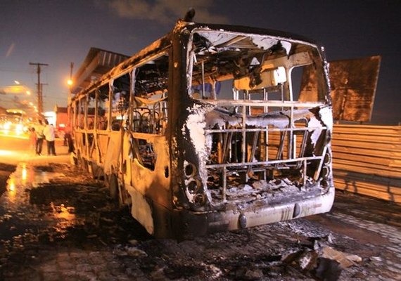 Ônibus é incendiado e PM suspeita de represália por causa de operação policial