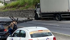 Caminhão perde freio, derruba poste e deixa passageiros presos em veículos na Leste-Oeste