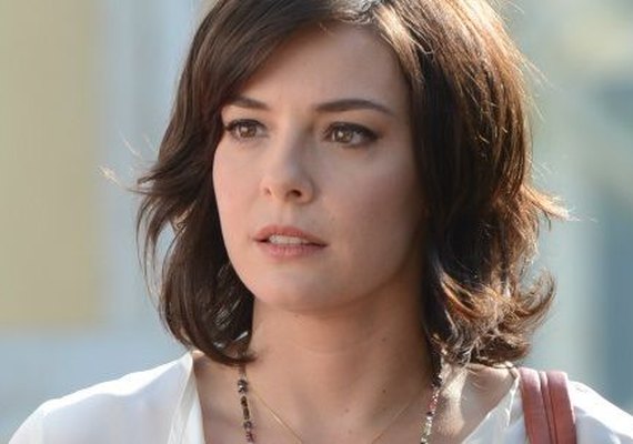 Beth inferniza a vida do marido Augusto e se envolve com Ciro em ‘A Lei do Amor’