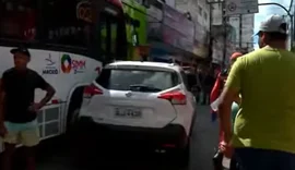 Colisão entre carro e ônibus deixa cinco feridos e causa congestionamento no centro de Maceió