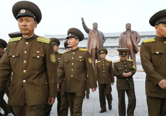 Coreia do Norte comemora 85º aniversário do exército com exercício com fogo real