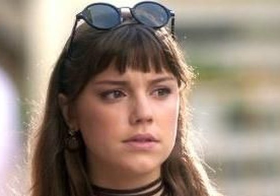 'A Lei do Amor': Disfarçada, Isabela é reconhecida por Pedro e se apavora