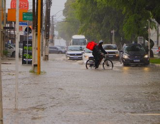 Alagamentos e pontos de inundações são registrados em vários bairros de Maceió