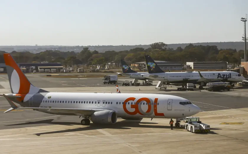 Gol deve indenizar casal que teve antecipação de voo negada