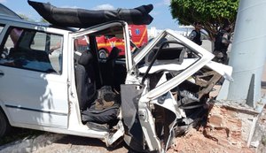 Colisão de carro com poste em Piranhas deixa homem de 74 anos preso às ferragens